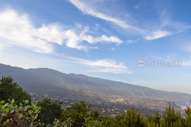 火山从拉帕尔马喷发，康伯里Vieja灰烬在圣克鲁斯德拉帕尔马，从Montaña de La Breña。